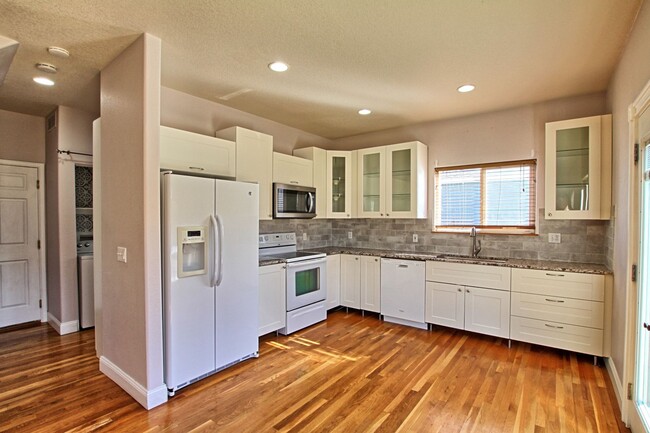 Building Photo - 4 bed 3.5 bath Founders home
