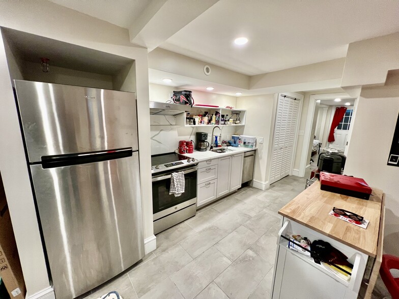 Kitchen: Unit A - 35 Foster St