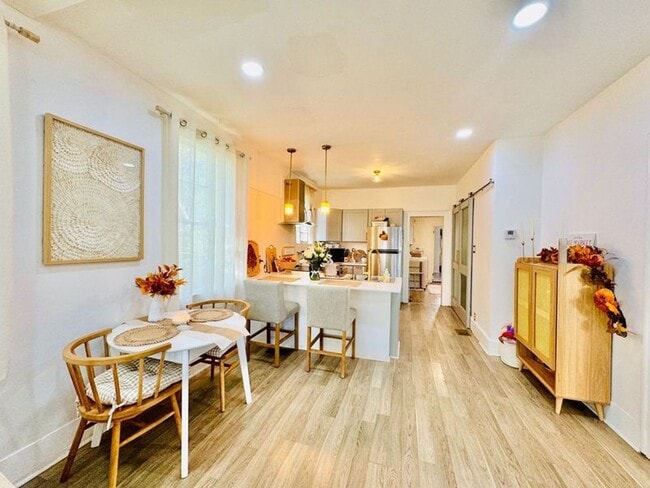 Building Photo - 4 Bedroom 2 Bath Bungalow, in Forsyth Park- Available Jan 3rd!!!