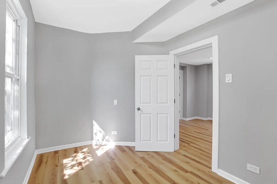 Building Photo - 545 N Drake Ave