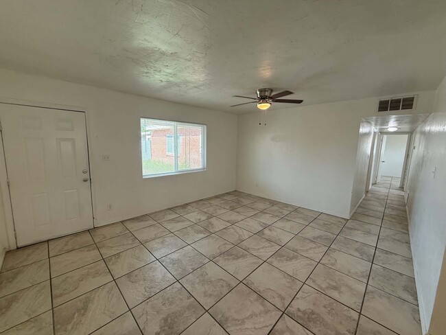 Building Photo - 4634 E Montecito St