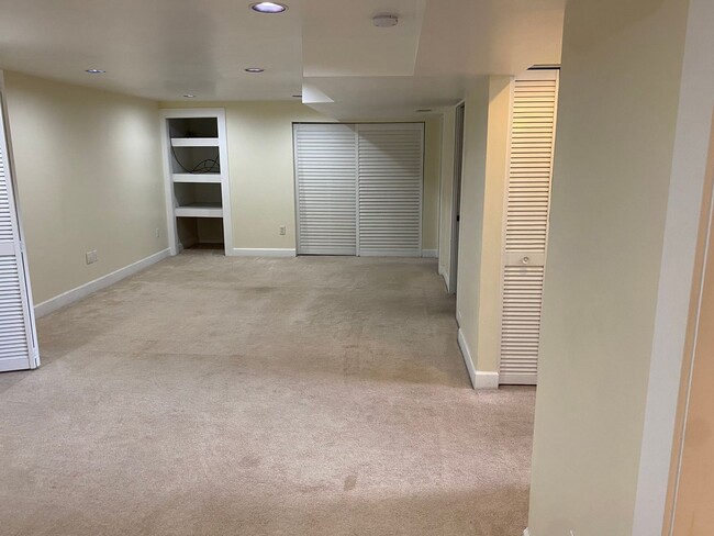 Building Photo - Arbor Lodge Bungalow!