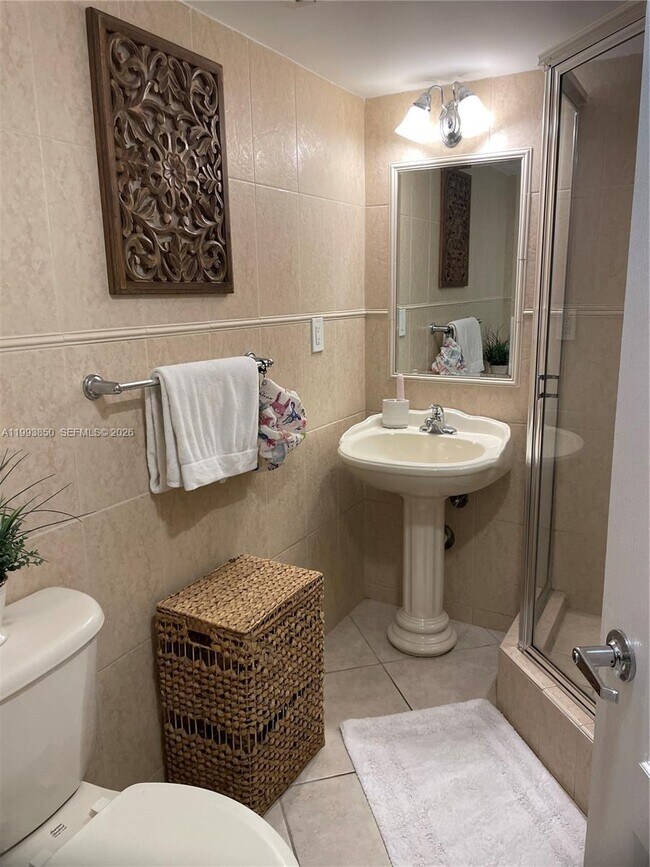 Building Photo - 2555 Collins Ave