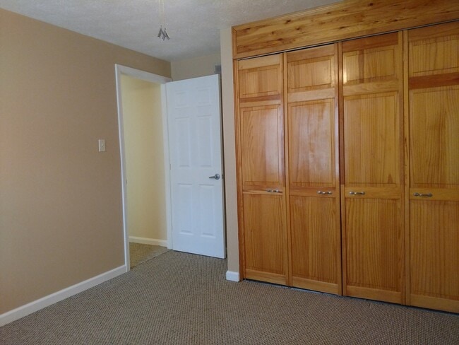 Building Photo - Beautiful Townhouse in Quail Run Community