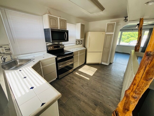 Building Photo - 4 bed, 3 bathroom Home