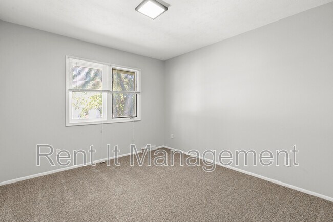 Building Photo - 12865 Valley St