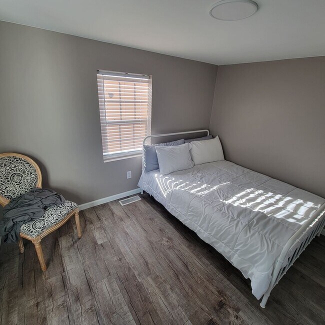 Building Photo - 4 Bed, 2 Bath Home for Lease-Furnished-Sparta,TN