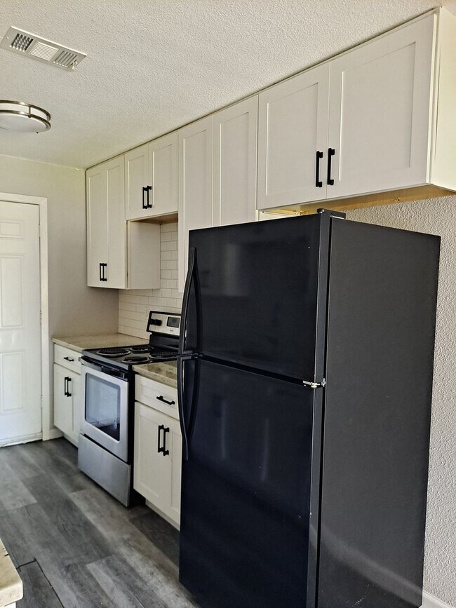 Building Photo - 815 Bluebird Dr