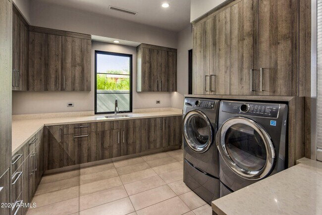 Building Photo - 10110 E Siesta Ln