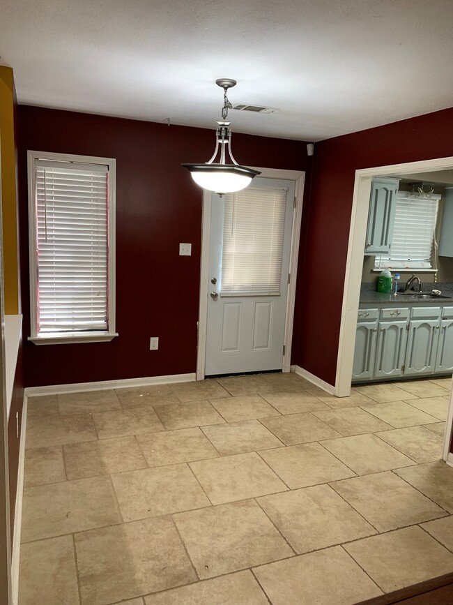 Dining area - 469 Highland Creek Pkwy