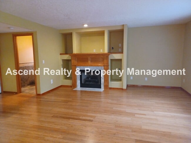 Building Photo - Troutdale 4 Bed Fenced Back 3 Car Garage Y...