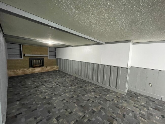 Building Photo - Raised Ranch with a 2 car attached garage in PV Schools