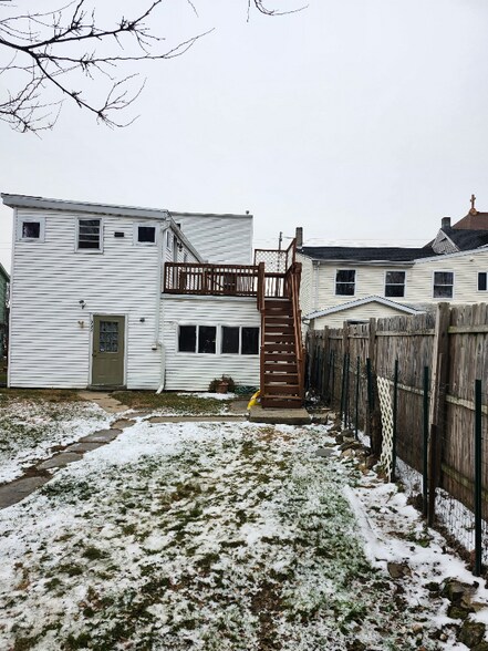 Building Photo - 332 W St Joseph St