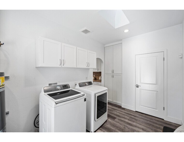 Building Photo - 674 E Julian St