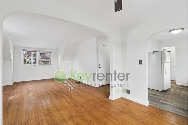 Building Photo - Spacious 1-Bedroom Apartment with Bonus Li...