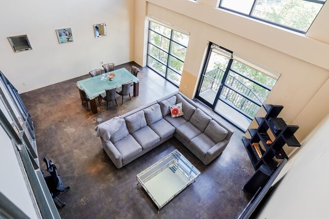 Building Photo - Fully Furnished 2-Level Condo for Traveling Nurses | 1,549 Sq Ft | Private Parking | Shared Living