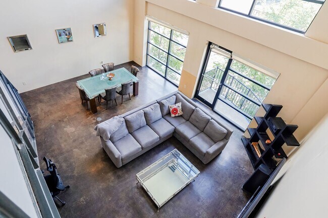 Building Photo - Fully Furnished Mid-Term 2-Level Condo | 1,549 Sq Ft | Private Parking | Shared Living