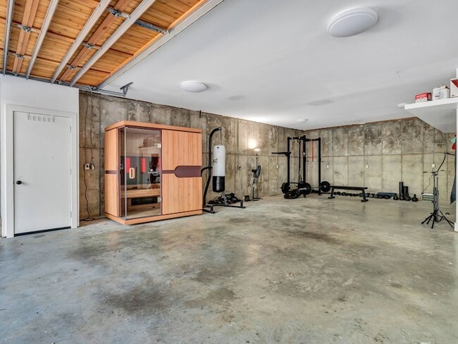 Building Photo - 8635 San Leandro Dr