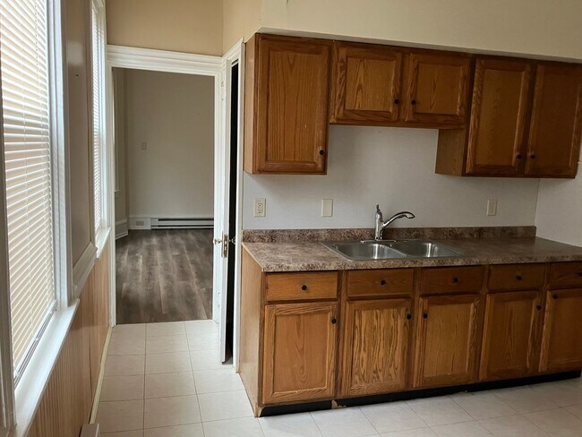 Building Photo - 825 Columbia Ave