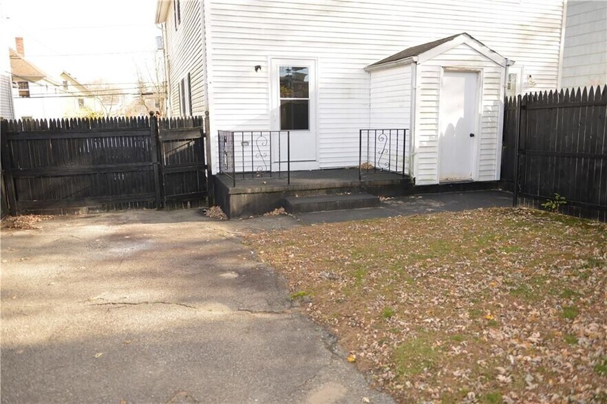 Building Photo - 85 Richard St