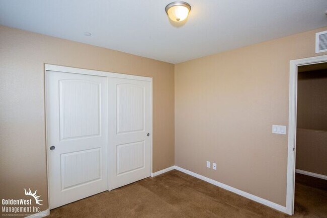 Building Photo - Stunning 4Bdm 3Ba Two-Story Home in the In...