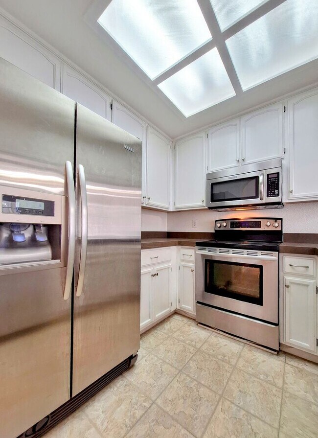 Building Photo - Beautiful Second Floor 3bd Condo w/Detached Garage & Pool