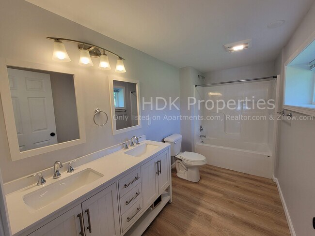 Primary bedroom ensuite bathroom - 1566 Sugar Grove Rd