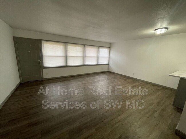 Building Photo - 1438 E Elm St