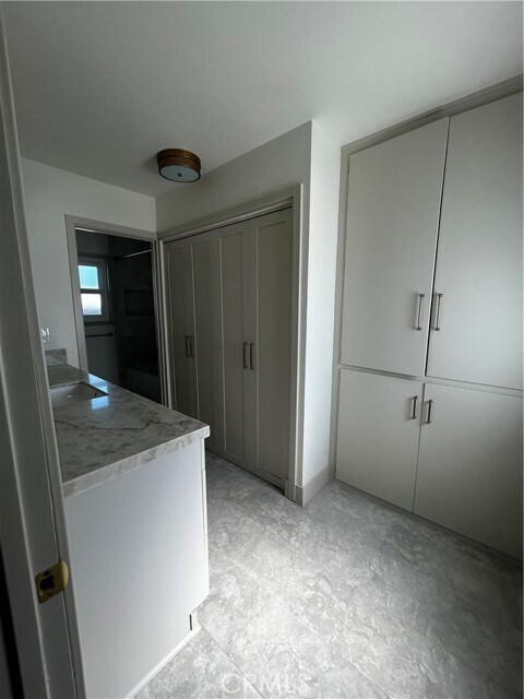 Building Photo - 717 Serpentine Dr