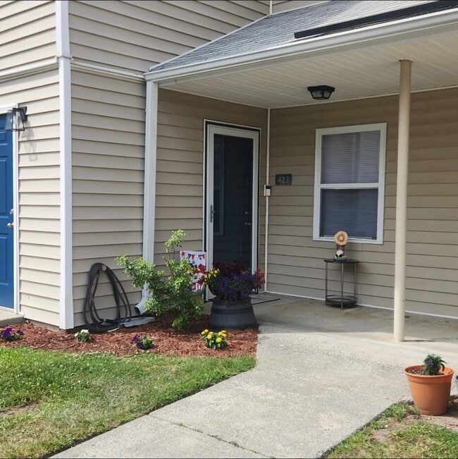 Building Photo - Wedgewood Arms Apartments