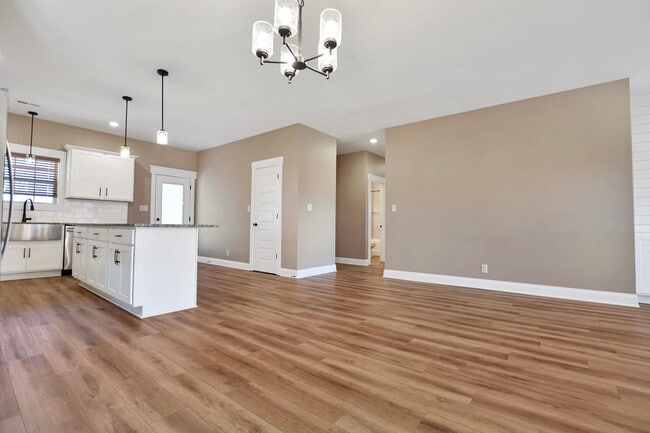 Building Photo - Pet Friendly Three Bedroom!