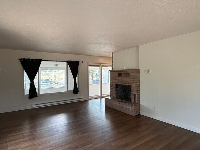 Building Photo - 2 Bedroom 1 Bath 1500 Sq/Ft home on Acreage in Medical Lake with 3 Car Garage & Out Building
