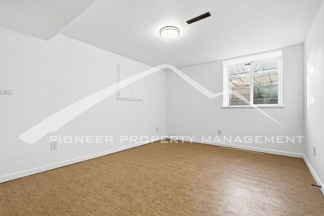 Building Photo - Charming Home with Washer/Dryer and Fenced Yard