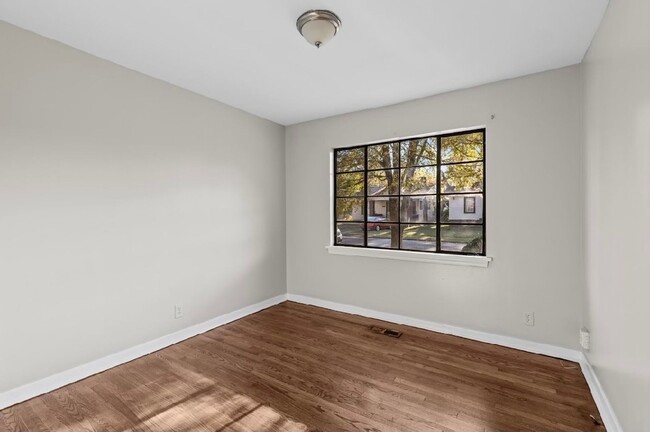 Building Photo - Charming and Newly Renovated 3 Bedroom 1 B...