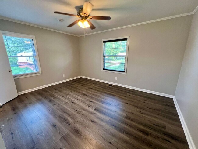 Building Photo - 3BR 1.5BA, All Brick Ranch Home *Fenced Backyard*