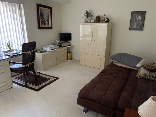 Building Photo - 2150 Valencia Dr