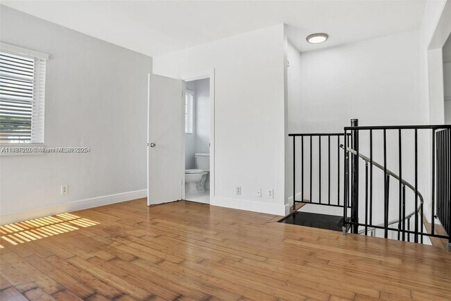 Building Photo - 7315 Carlyle Ave