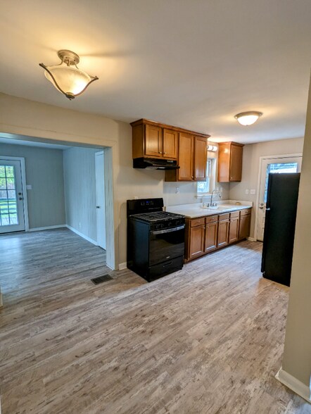 Building Photo - 303 Granvil Dr