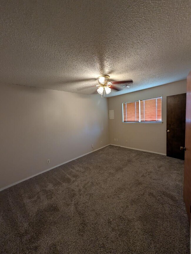 Building Photo - 122 Crystal Cir