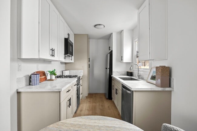 Building Photo - 1510 W 52nd St