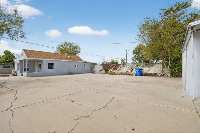 Building Photo - 1410 S 24th Ave