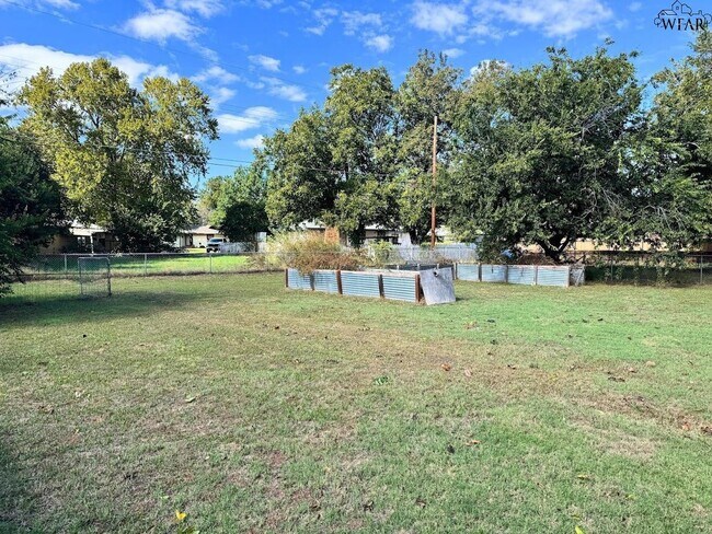 Building Photo - 405 Vaughn St