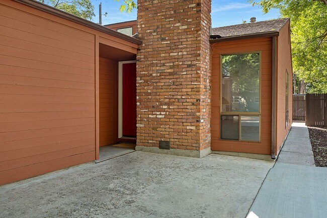 Building Photo - Super Cute North End Place with Garage and Backyard!