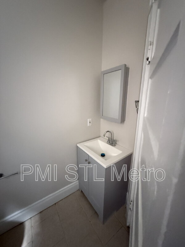 Building Photo - 4037-4039-4039 Enright Ave
