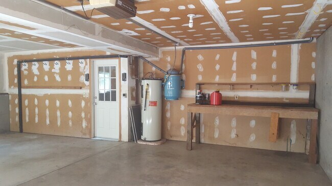 Building Photo - Raleigh Hills Beauty! XL Yard & Attached Garage! Dogs OK!