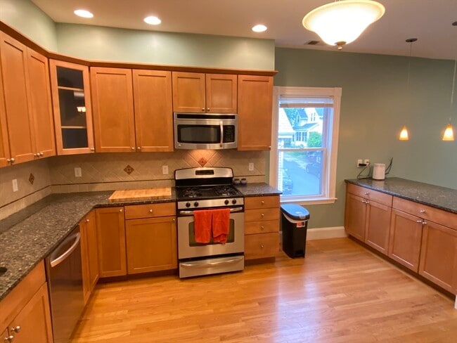 Building Photo - 99 Fellsway W