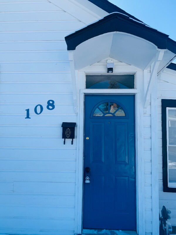 Building Photo - 108 W Gold St