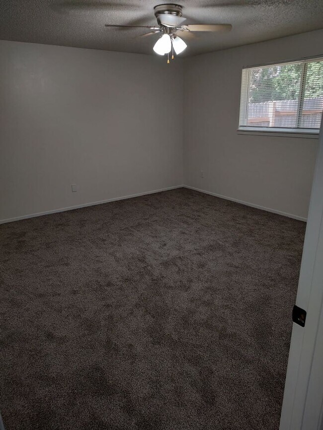 Building Photo - Available Sept. 1st.~ 3 bedroom and 1 bath...