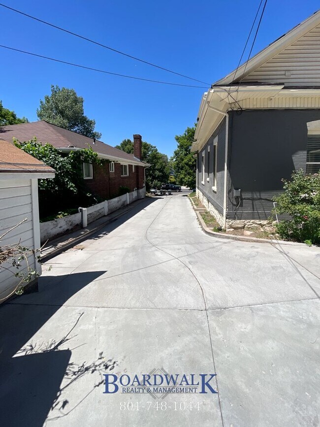 Building Photo - 555 S 900 E