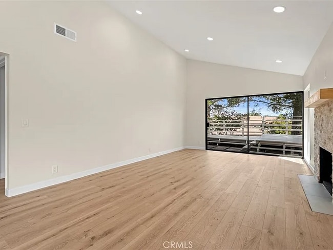 Building Photo - Stylish Unit with Generous Layout